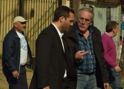 Mincarelli y el ‘Flaco’ Traverso junto a talleristas de Berisso
