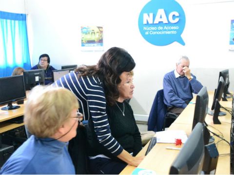 Abuelos que buscan reducir la brecha digital