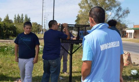 Mincarelli donó cestos de basura para El Carmen