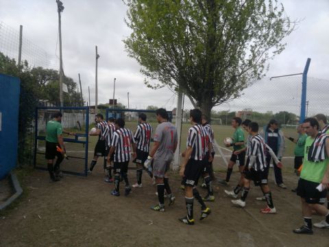 La “Cebra” goleó a Fomento y sigue en lo más alto del Clausura