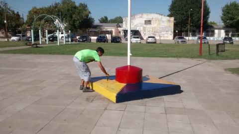 Trabajos de mantenimiento en Plaza 17 de Octubre
