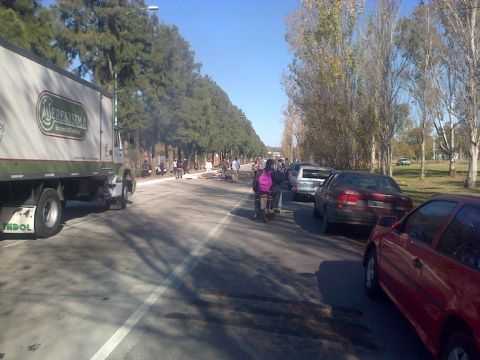 Vecinos de La Franja están sin luz hace tres días y decidieron cortar la Avenida 60