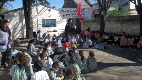 Bomberos voluntarios visitaron el Jardín de Infantes San Francisco de Asís