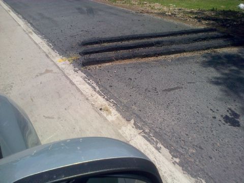Serruchos peligrosos para los ciclistas sobre la banquina de la Avenida del Petróleo