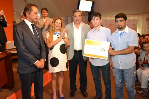 Scioli reconoció a alumnos de la Escuela Técnica 1 de Berisso