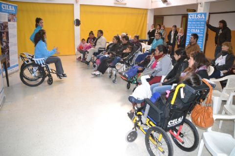 Entrega de sillas de ruedas y elementos ortopédicos