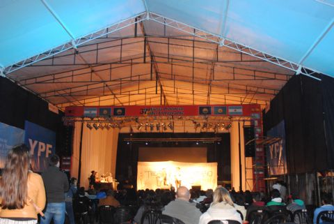 Viernes de folklore en la carpa del inmigrante