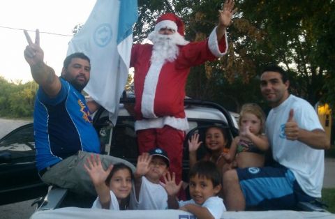 Papá Noel visitó Berisso de la mano de la filial Pasión Villera