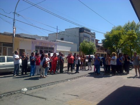 Trabajadores del hospital salieron a la calle exigiendo mejores condiciones laborales