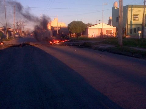 Vecinos sin luz cortan el tránsito en 162 y 18