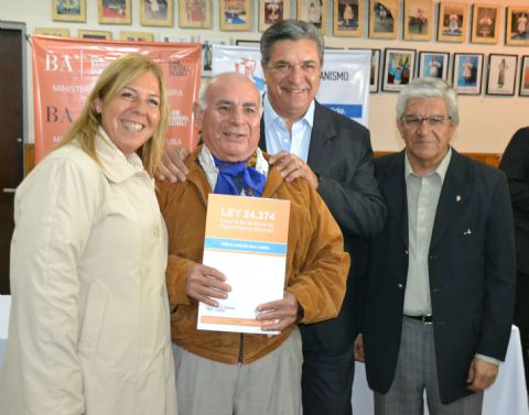 Nuevo acto de firma de escrituras de propiedad