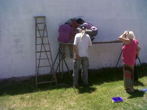Alumnos-abuelos de Bellas Artes realizaron un mural de cerámicos en el Parque Cívico
