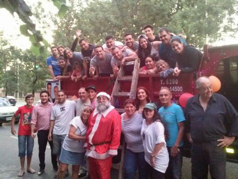 El Frente Renovador de Berisso recorrió la ciudad con Papá Noel