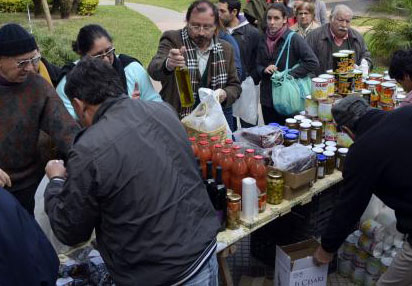 Mercado popular de los productores a los consumidores en la placita de Calle Nueva York