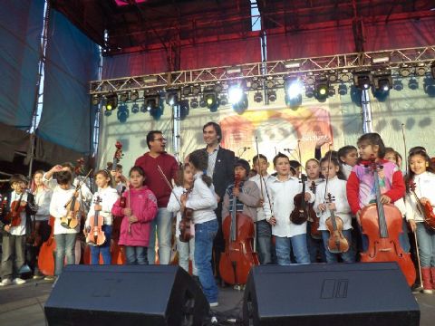 Primera presentación de Odino Faccia en Berisso, acompañado por la Orquesta Escuela y con un cálido público