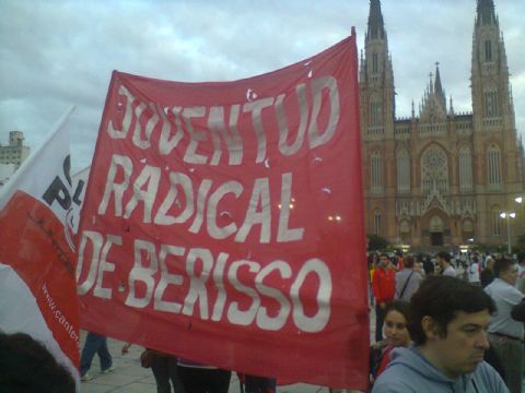 La Juventud Radical de Berisso estuvo en la marcha por las trágicas inundaciones