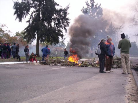 Vecinos mantienen corte en Avenida 60 hasta que el Municipio mejore acceso al barrio