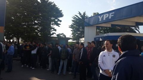 Asamblea de trabajadores en la Puerta 1 de YPF