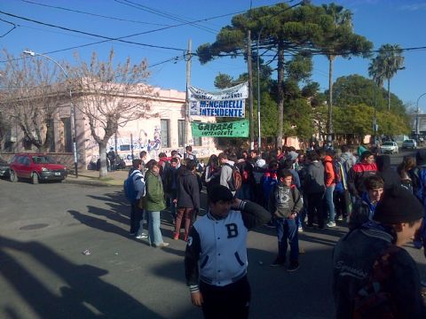 Alumnos de la Escuela Técnica Nº 2 cortan la calle en reclamo de calefacción