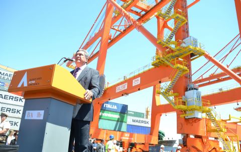 Con la presencia de Scioli, arriba el primer barco a la Terminal de Contenedores
