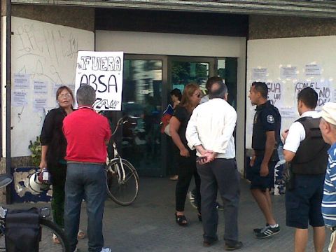 Vecinos de Berisso se manifiestan frente a ABSA