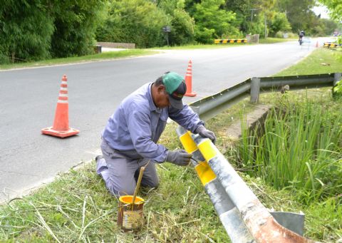 Pintura y acondicionamiento de guardrail en Los Talas