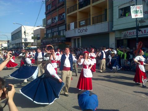 Domingo de desfile sobre la Avenida Montevideo
