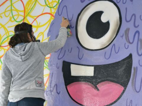 Coloridos graffitis en el Gimnasio Municipal