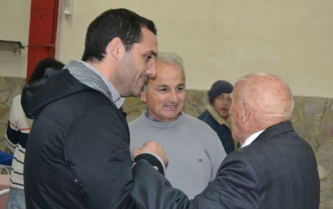 Mincarelli entregó donación al Club Villa Nueva
