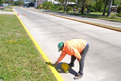 Continúan las tareas de mantenimiento y pintura de cordones