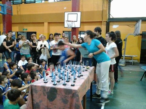 Despedida de año en la escuela de básquet del CEyE