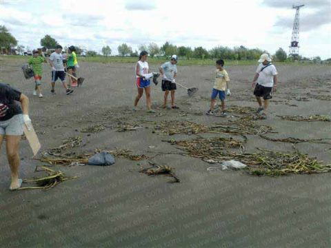 En misión escolar, limpian las costas de Isla Paulino