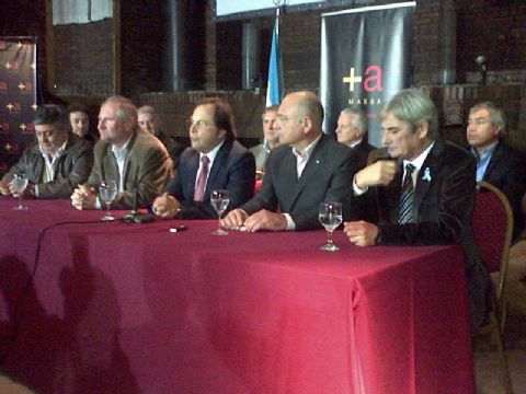 El intendente de Magdalena se pasó al massismo