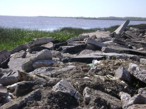 Nuevamente trasladan losas de hormigón a las costas de Punta Lara