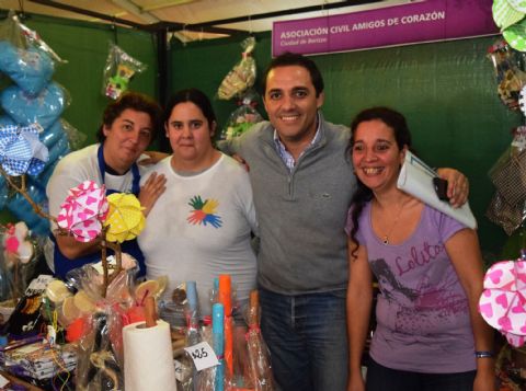 Mincarelli dialogó con vecinos en la Fiesta del Vino de la Costa