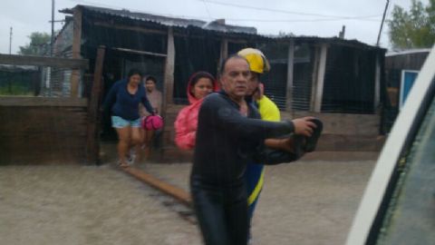 Ya hay más de 50 evacuados en el Gimnasio Municipal y se aguardan más