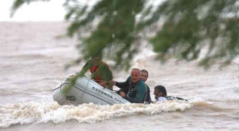 Una familia se metió al río y los sacaron en gomón