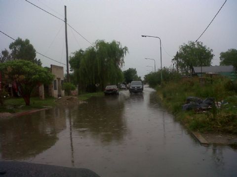 Sin alerta meteorológico pero con agua en las calles