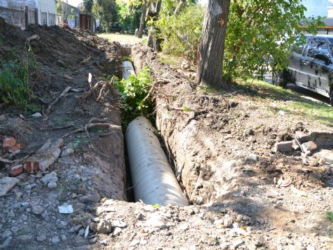 Colocan nuevos caños de desagües pluviales sobre la Avenida Río de Janeiro