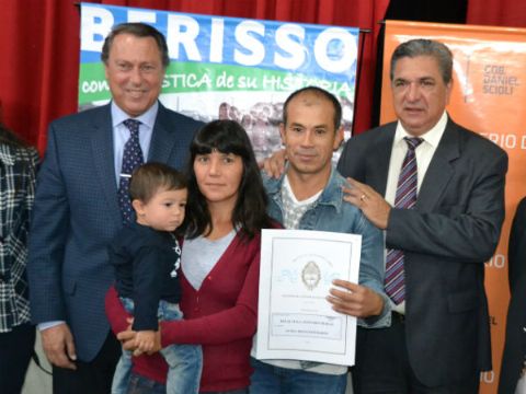 Slezack y Casal encabezaron acto de entrega de 76 escrituras