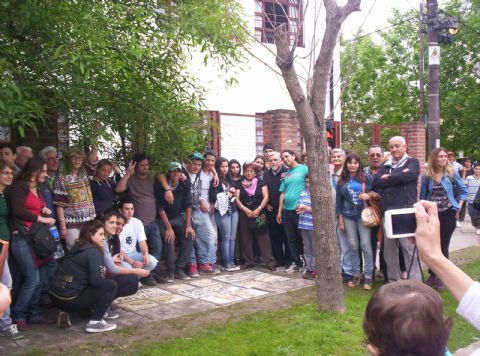 Alumnos de la Secundaria N° 2 colocaron baldosas conmemorativas con los nombres de tres berissenses desaparecidos