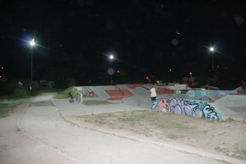 Diversos trabajos en luminarias de la Avenida del Petróleo y de la Pista de Skate