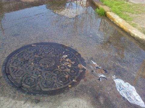 Inquietud vecinal por pérdida de agua en 11 y 156 norte