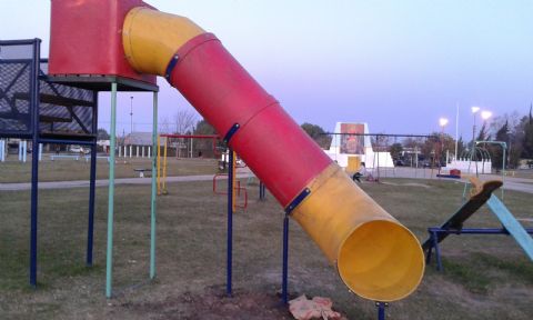 Colocaron juegos en la Plaza 17 de Octubre
