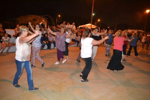 Cientos de vecinos disfrutan de los Festivales “Los Siete Domingos del Folclore”