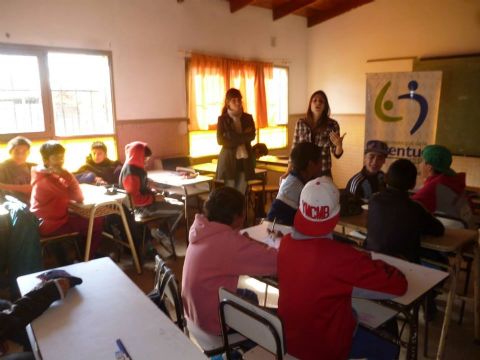 Charla sobre violencia en el noviazgo adolescente