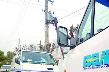 Edelap trabaja para reestablecer el servicio eléctrico en sectores de la ciudad