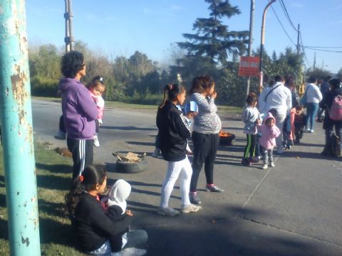 Reunión entre Di Giácomo y vecinos del Provinciano y 3 de Abril por la mejora de calles y conexión de luz