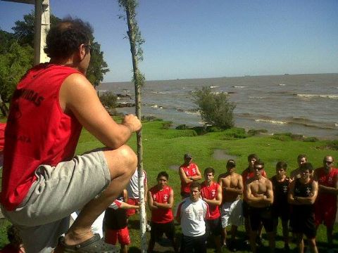 Prácticas en el río de futuros guardavidas