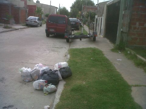Bronca en Barrio Náutico: Carro mal estacionado y basura sin recoger